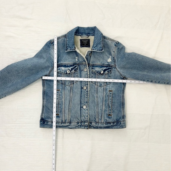Abercrombie Fitch Sherpa-Lined Denim Jacket - Picture 4 of 11
